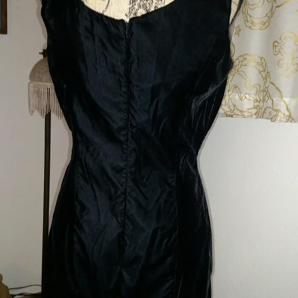 Jeweled neckline detailed Black Velvet dress - Picture 7 of 11